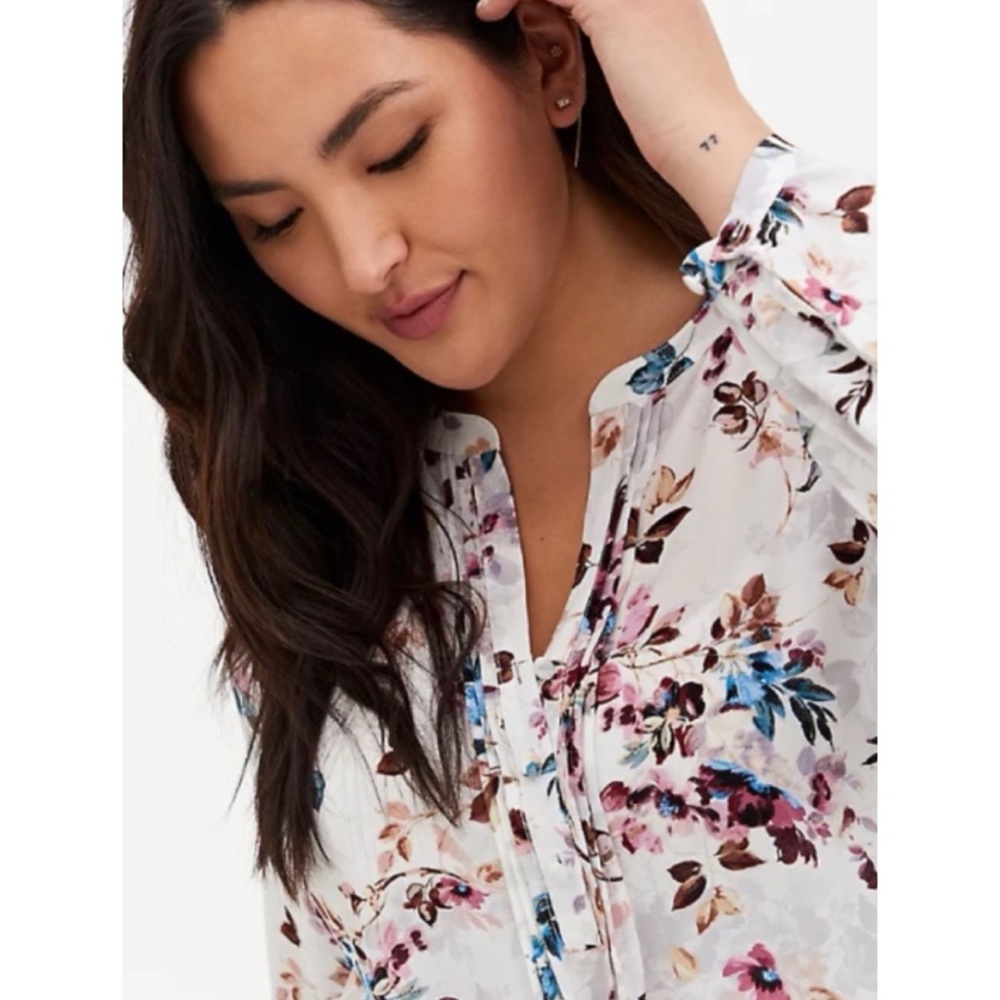 White Floral Georgette Pintuck Button Blouse Torrid 0 L 12 - Picture 2 of 10